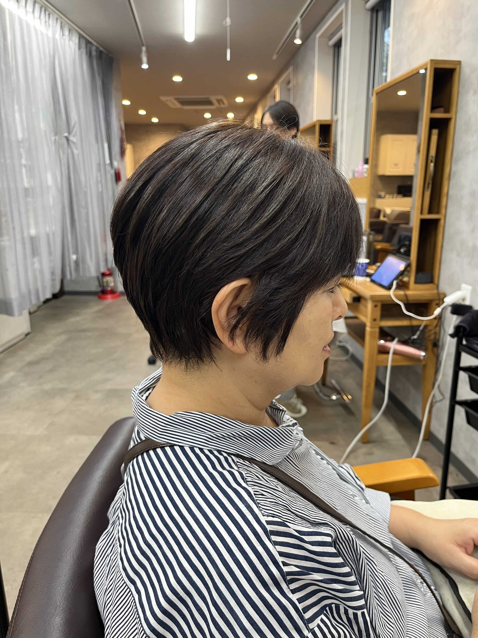 襟足で印象が変わる後ろ姿がきれいな大人ショートのビフォーアフター